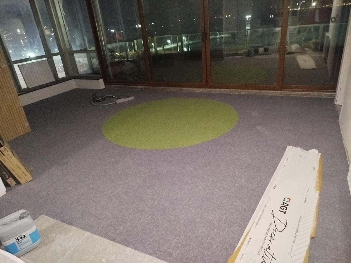 Cam cepheli alanda yeşil tonlarda daire desenli halı yerleşimi
